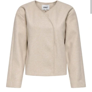 Beige only jacka  - Säljer en perfekt vår eller sommar jacka från only i storlek S. Den är helt ny med lapparna kvar. Köpt för 650 men sälja för 500. Om du har några frågor tveka inte på att höra av dig💕