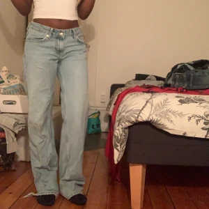 Skit snygga jeans  - Säljer dessa snygga ljusblå jeans i loose fit-modell. De har en avslappnad passform med hög midja och raka ben för en cool vintagekänsla. Perfekta för både vardag och streetwear-stil. Jeansen är i fint skick och passar bäst på dig som gillar en bekväm och trendig look! Slitna därnere eftersom byxorna är för långa för mig som är 159. Dessa jeans passar på dig som är mellan 160-165 cm🩷