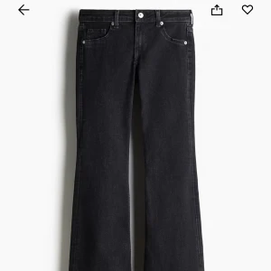 H&M Flared Low Jeans  - Säljer mina Lågmidjade jeans ifrån hm! Dessa är Lågmidjade och flare ( skulle själv säga mer åt bootcut hållet)  och super fina! Säljer då de är lite för stora för mig 💞 Dessa är slutsålda i de flesta storlekar och i mycket bra skick därav pris 💞 är öppen för bud ! Skriv vid frågor 💞 