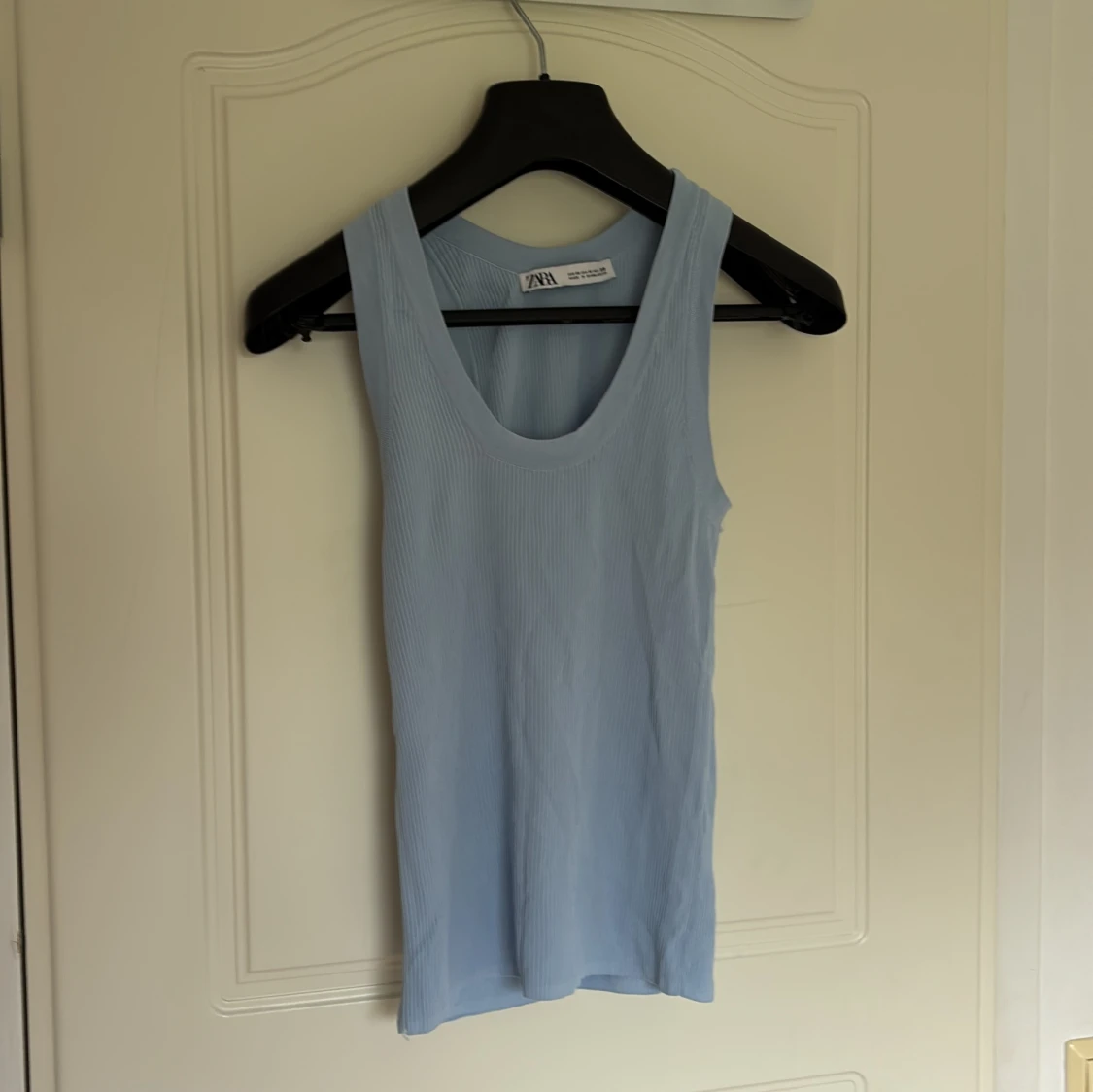 Ljusblå ribbad linnetopp från Zara
