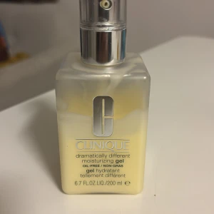 Clinique Dramatically Different Moisturizing Gel - Clinique Dramatically Different Moisturizing Gel 200ml mer än halv kvar.