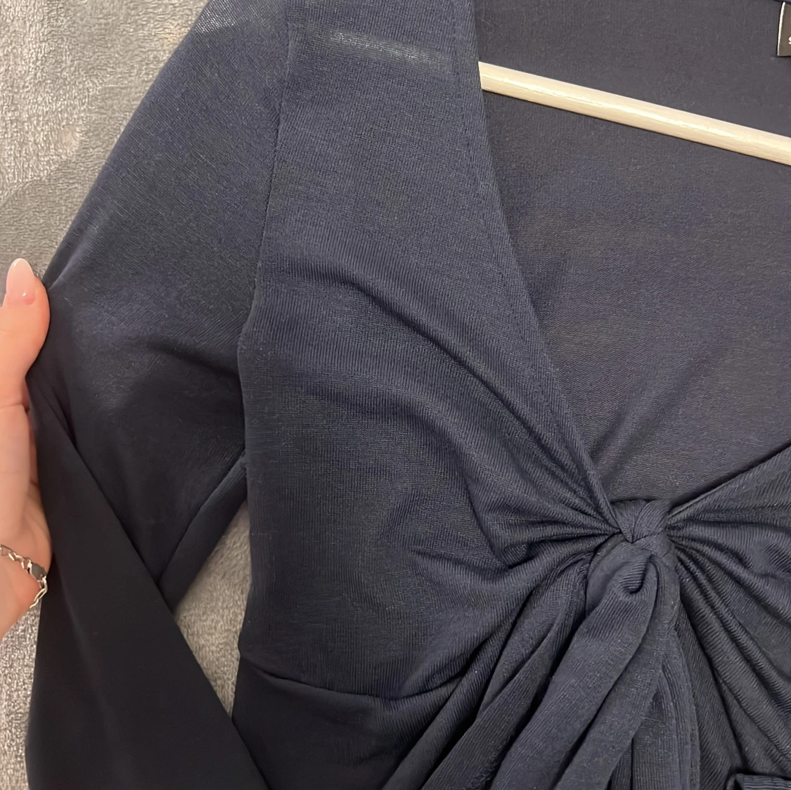 Mörkblå långärmad topp med knyt från Gina Tricot - 3