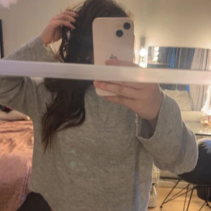 Ljusgrå stickad tröja - Mysig ljusgrå stickad tröja med lång ärm och avslappnad stil, storlek M men passar även S 