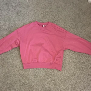 Rosa tröja - Säljer en rosa tröja från H&M i storlek XS. Säljer då den är för liten för mig. Pris kan diskuteras!