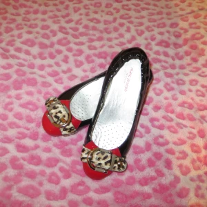 Svarta ballerinaskor med leopardmönstrad detalj från Marc Joseph - Säljer ett par söta och unika ballerinaskor från Marc Joseph🥰har köpt på Vinted men har själv aldrig använt för att de är lite för små för mig. Storlek 36 och i fint skick😁