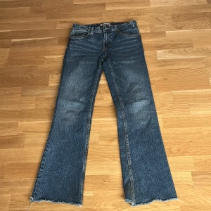 Blå straight jeans från Pull&Bear - (Meddela mig innan köp) Säljer ett par blå straight jeans från Pull&Bear som är slitna i botten, jeansen är i super skick, nästan som att dom är nya🙌 jeansen passade tyvärr inte på mig så jag säljer dom istället.