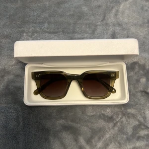 Gröna fyrkantiga solglasögon - Säljer mina 04 chimis i grön färg! Köpta för 1200kr. I jättefint skick och perfekta till sommaren. Säljer även två andra färger. Köp alla tre för 1500kr!