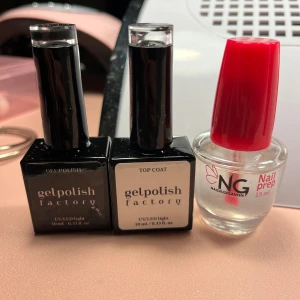 Gellack och nailprep - Två flaskor gelpolish från Gelpolish Factory, en med färgen 'Inked up' som är svart och ett Top Coat. En flaska Nail Prep från NagelGiganten, 15 ml. Perfekt för gelnaglar. OBS nailprepen är såld!