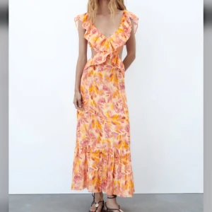 Långklänning zara  - Långklänning med öppen rygg från Zara, använd en gång