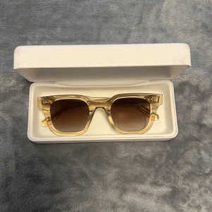 Beige chili 04 - Säljer mina 04 chimis i beige färg! Köpta för 1200kr. I jättefint skick och perfekta till sommaren. Säljer även två andra färger. Köp alla tre för 1500kr!