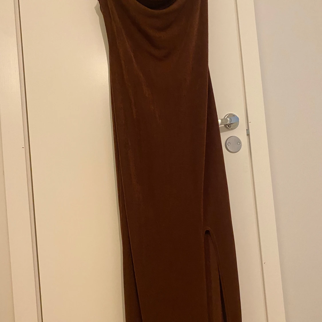 Brun långklänning med slits och tunna axelband - 2