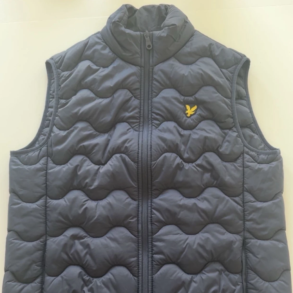 Mörkblå dunväst från Lyle & Scott - 3