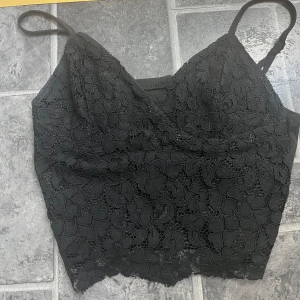 Spetstopp  - Säljer denna snygga spetstopp i storlek S. 