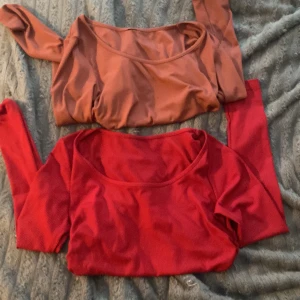 röd/brun tröjor ❤️ - säljer även dessa två! ❤️ dem är väldigt stretchiga och sköna ❤️ hemma hos mig kommer dem inte till användning ❤️ 1 för 30kr 2 för 75kr ❤️