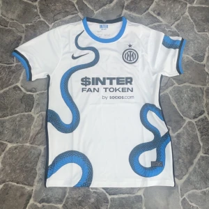 Inter 21/22 - Replika Inter tröja från säsongen 21/22. Helt ny med tags. För fler bilder eller frågor tveka inte att skriva i dm. Fler tröjor i profilen 