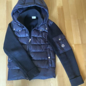 Mörkblå pufferjacka med huva från Moncler - Säljer en mörkblå moncler cardigan,riktigt snygg jacka och är perfekt för sena sommarkvällar😍😇🍾jackan är i strl (S) nfc funkar och tags kommer med .skriv jätte gärna vid funderingar,pris kan såklart diskuteras