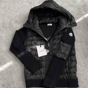 Moncler cardigan - Helt ny och perfekt för sommarnätter inga skador all tags funkar.fråga om ni har något ni funderat om 🙃🙃