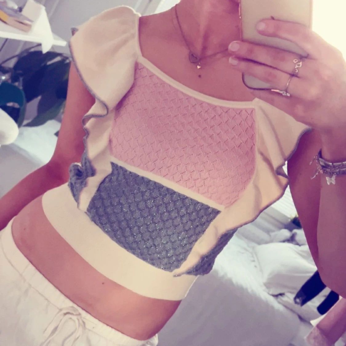 stickad topp med volanger