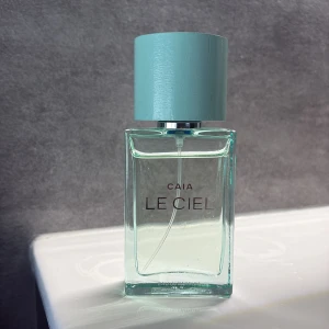 CAIA Le Ciel parfym - Fräsch parfym från CAIA med namnet Le Ciel. Flaskan är rektangulär i genomskinligt glas med ljusblått lock. Minimalistisk och stilren design som känns modern och elegant. Luktar sååå somrigt och fräscht.