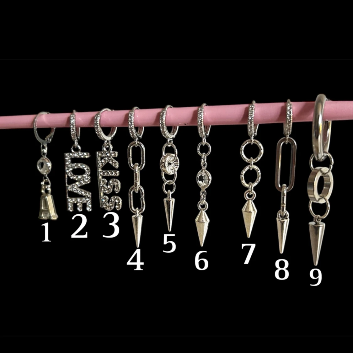 Silverfärgade örhängen med olika hängen