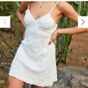 Vit spetsklänning med smala axelband - Säljer denna oanvända klänningen från Urban Outfitters med prislappen kvar!