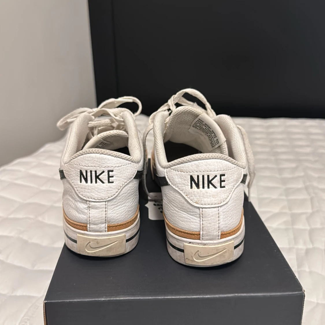 Vita Nike sneakers med svart swoosh - 1