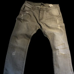 Armani jeans herr - Straight jeans från Armani. Herr modell storlek 33, grå stone washed färg. Bra skick, inga fläckar och är knappt använda. Finns bilder med mått.