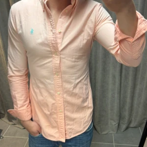 Ljusrosa skjorta från Ralph Lauren - En ljusrosa skjorta från Ralph Lauren i strl xs, killen på bilden är 173, priset går självklart att diskutera🙏🏼