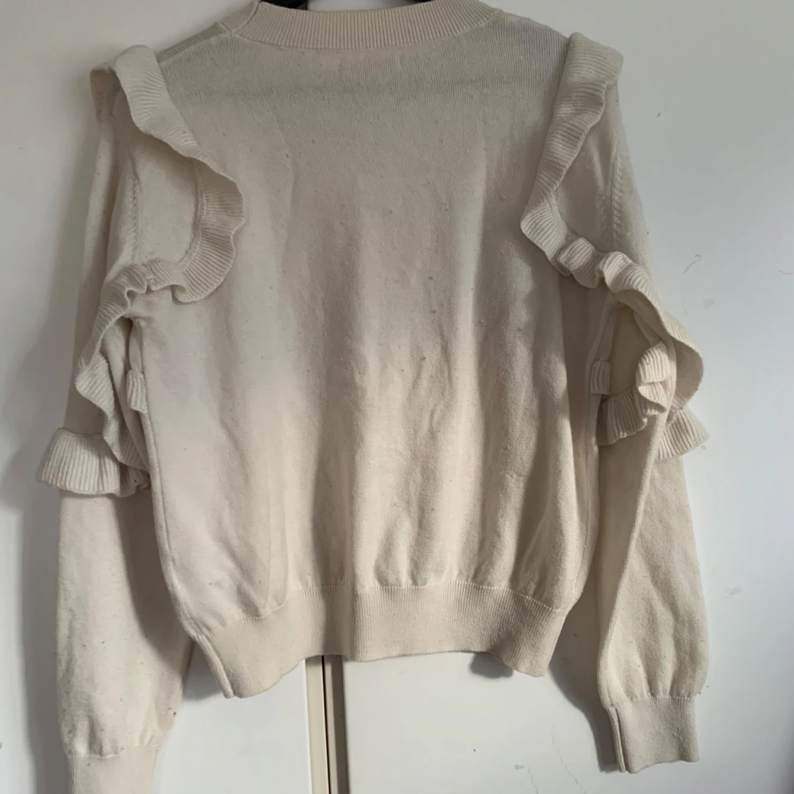 Vit stickad tröja med volangdetaljer💕 - 1