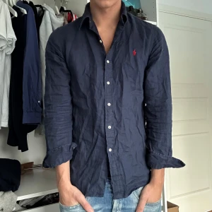 Ralph lauren skjorta - Säljer nu denna riktigt snygga ralph lauren skjortan i storlek S som är perfekt inför sommaren. Den är i grymt skick då den tagits väl hand om. Skriv vid fler frågor eller bilder.