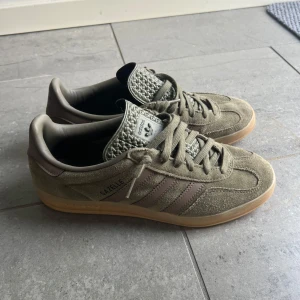 Adidas gazelle  - Orörda gazelle i mörkgrön färg//olive grön, väldigt unika och inte använda enbart testat fåtal gånger. Storlek 41 1/3 kvitto och box tillkommer. Skriv för frågor och funderingar. Nypris 1400-1600kr