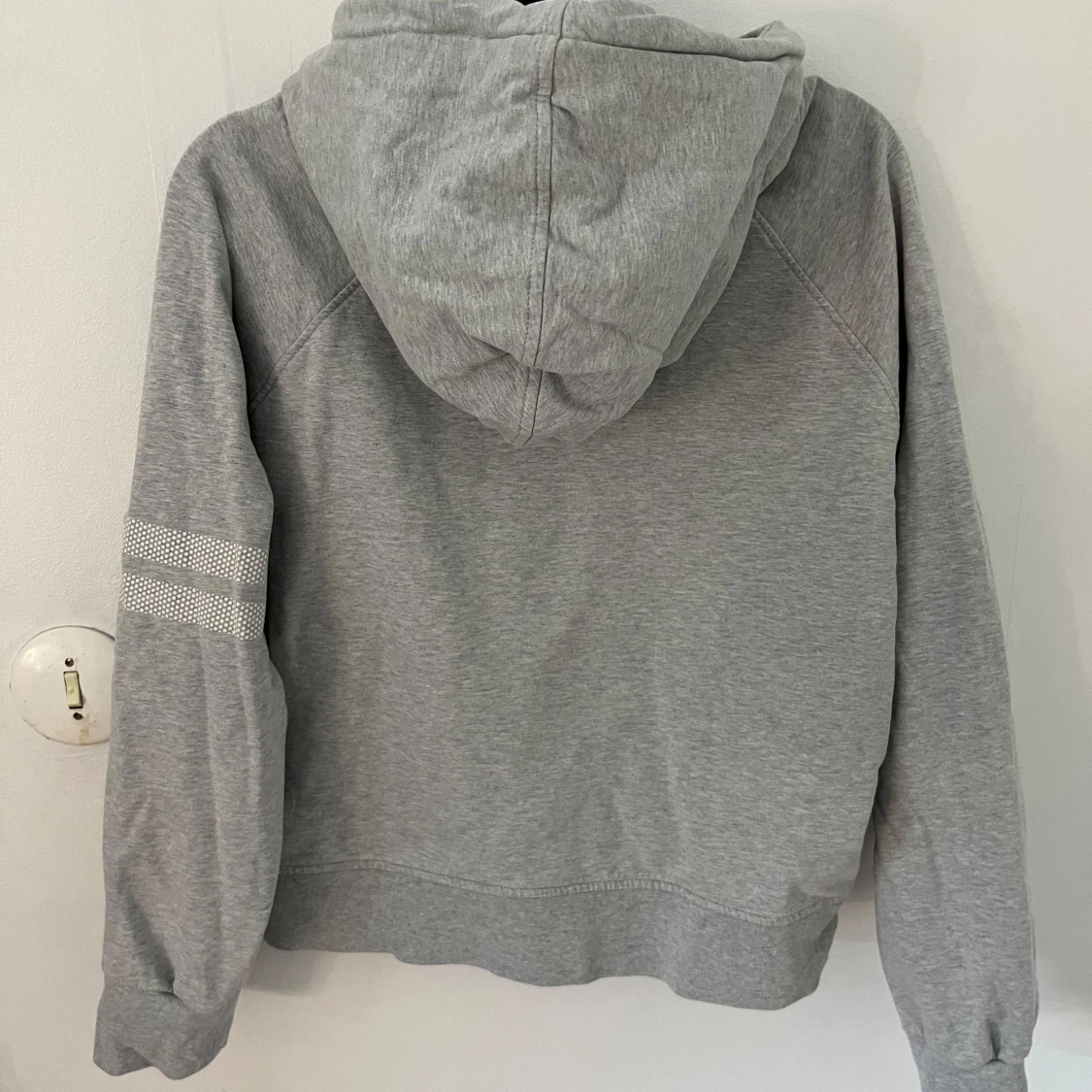 Grå hoodie från Stronger - 1