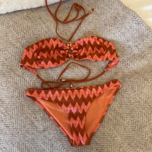 Missonimönstrad bikini - Jag dör så snygg!!!! Den perfekta bikinin när man är brun i sommar😭 Överdelen är storlek 38 och underdelen är 36💛🧡