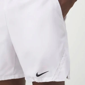 Vita träningsshorts från Nike - Snygga vita träningsshorts från Nike med klassisk svart logga på benet. Shortsen har en enkel design och är perfekta för sport eller gym. Lätta och bekväma med normal passform.