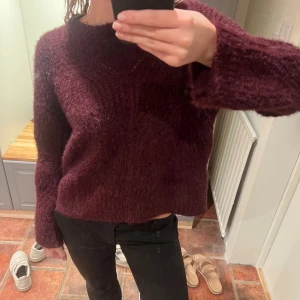 stickad tröja  - vinröd stickad tröja i mysigt material och fint mönster, perfekt för en sommarkväll 