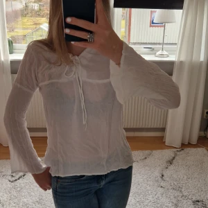 Vit blus med knytband 💞 - Tunn och luftig vit blus med långa ärmar och knytband vid halsen. Perfekt för vår och sommar, den är tunn och väldigt skön att ha på sig!! Lite skrynklig på bilden men jag stryker och tvättar innan köp!!