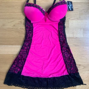 Rosa svart nattlinne - Ny jättefin rosa svart nattlinne med prislappen kvar!! Storlek xs och gissar på att det är c kupa!💗