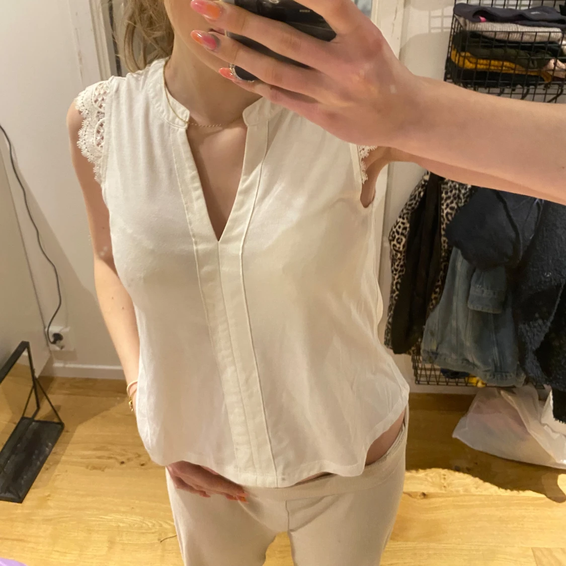 Vit ärmlös blus med spetsdetaljer - 2