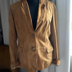 Mocka jacka - Super trendig mocka jacka som passa perfekt både som jacka till våren eller som en tröja. Den är xl men skulle mer säga m/l