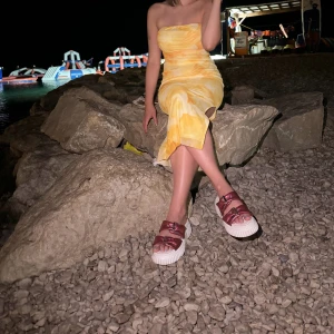 Gul axelbandslös klänning - Snygg gul axelbandslös klänning med en härlig sommarkänsla. 