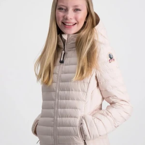 Rosa dunjacka från Parajumpers - INTRESSEKOLL på en stilren rosa dunjacka från Parajumpers. Jackan har en praktisk huva och dragkedja framtill. Perfekt för kyligare dagar med sin lätta och värmande design. Märkeslogga på ärmen ger en extra touch. Endast använd fåtal gånger. Storleken är i barn M och passar mig som oftast använder XS/S. 