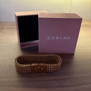 Armband från Edblad - Snyggt armband från Edblad i rosé guld. Armbandet är 18 cm och låset fungerar utmärkt!🤗Inga större täcken på användning då jag inte tycker det passar mig!💗