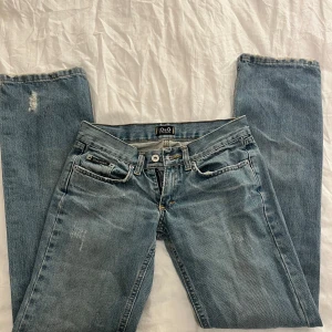Blå jeans från Dolce & gabbana  - Mina favorit jeans. Svin snygga ljus blåa d&g jeans. Ultra lågmidjade och bootcut. Säljer då jag tyvärr har växt ur dom. Skriv för mer information! Vet tyvärr inte vilken storlek de är men de passar när jag brukar ha storlek 32 i jeans 