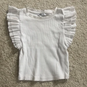 Zara topp Strl S - Jätte fin topp ifrån Zara i storlek S. Lite genomskinlig. Helt okej skick använd några gånger. Kontakta mig vid frågor!