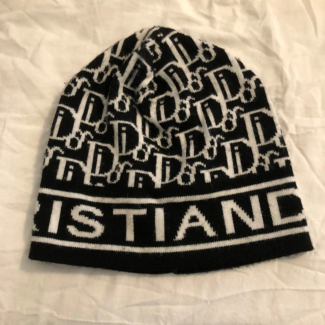 Svartvit mössa från Christian Dior