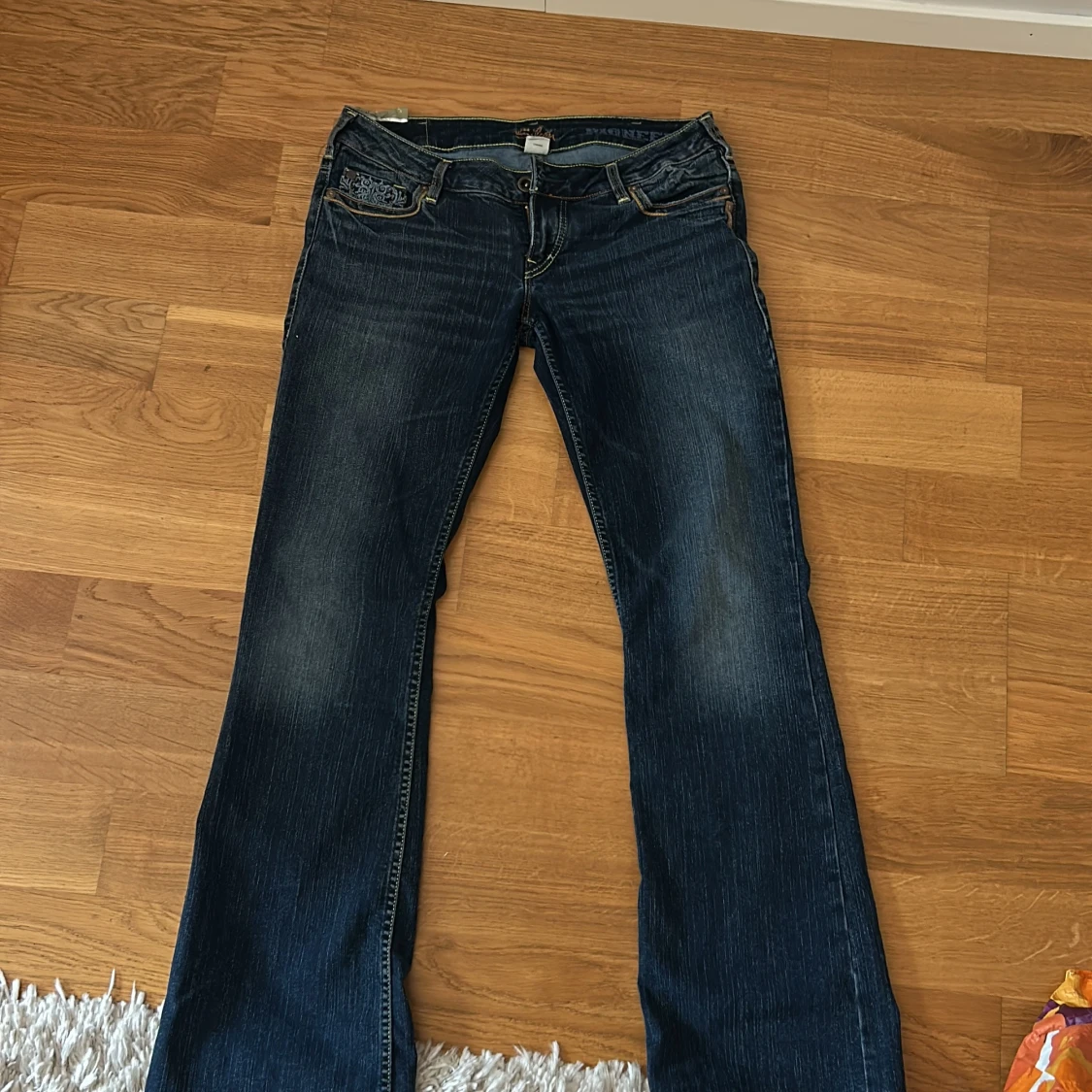 Mörkblå jeans med broderade fickor rikigt low waist kan inte hitta i Sverige