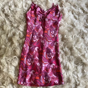 Super snygg klänning - Säljer en färgglad klänning från BikBok med knytning framtil. Perfekt för sommaren!❤️knappt använd kor förr 599