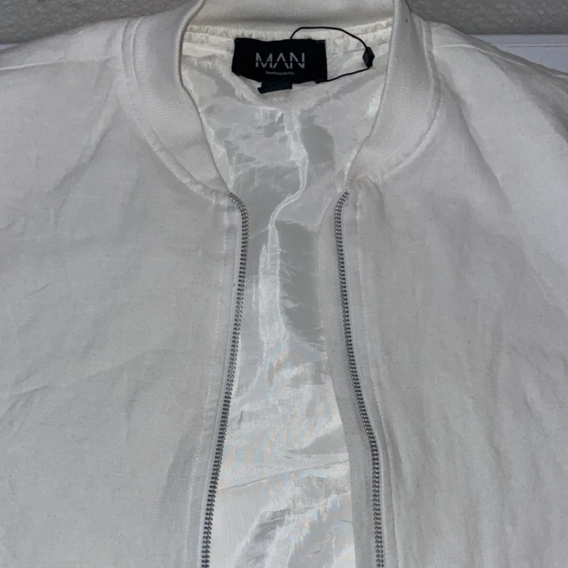 Vit bomberjacka från MAN