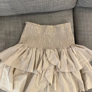 Beige volangkjol från Neo Noir - Superfin beige kjol från Neo Noir med volanger och elastisk midja🫶🏽