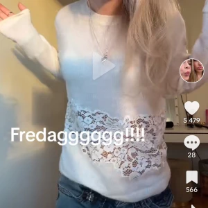 Vit tröja med spetsdetalj från Zara - Säljer en jättesöt tröja från zara som tyvärr inte säljs längre, passar perfekt till våren ❤️använd 1 gång. Så är i ett mycket bra skick.( pris kan diskuteras)
